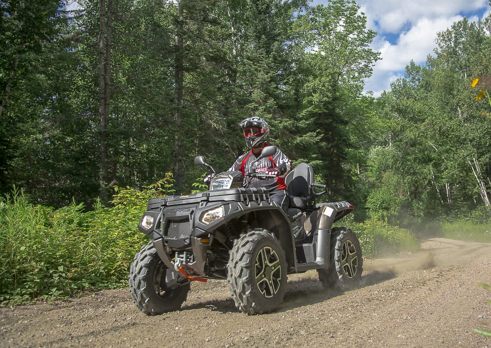 Camping car avec quad POLARIS WP 1000 et une personnage