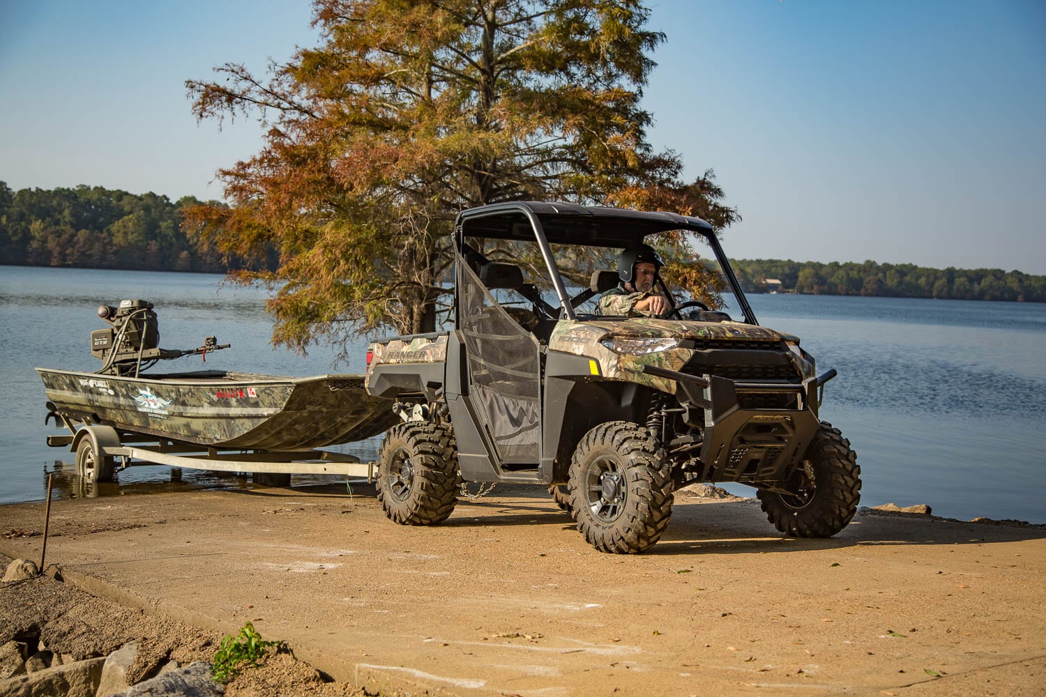 Camping car avec quad POLARIS WP 1000 et une personnage