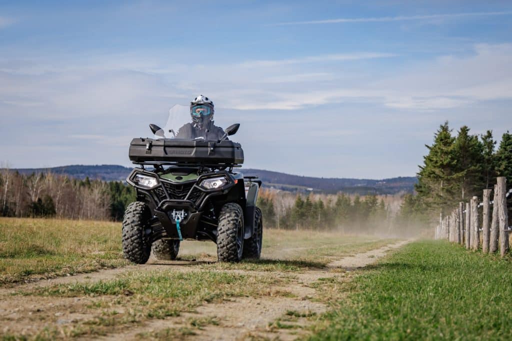 ROULEZ-SUR-LES-SENTIERS-AVEC-LE-VTT-CFMOTO-CFORCE-400-HO-EPS-2UP-2023