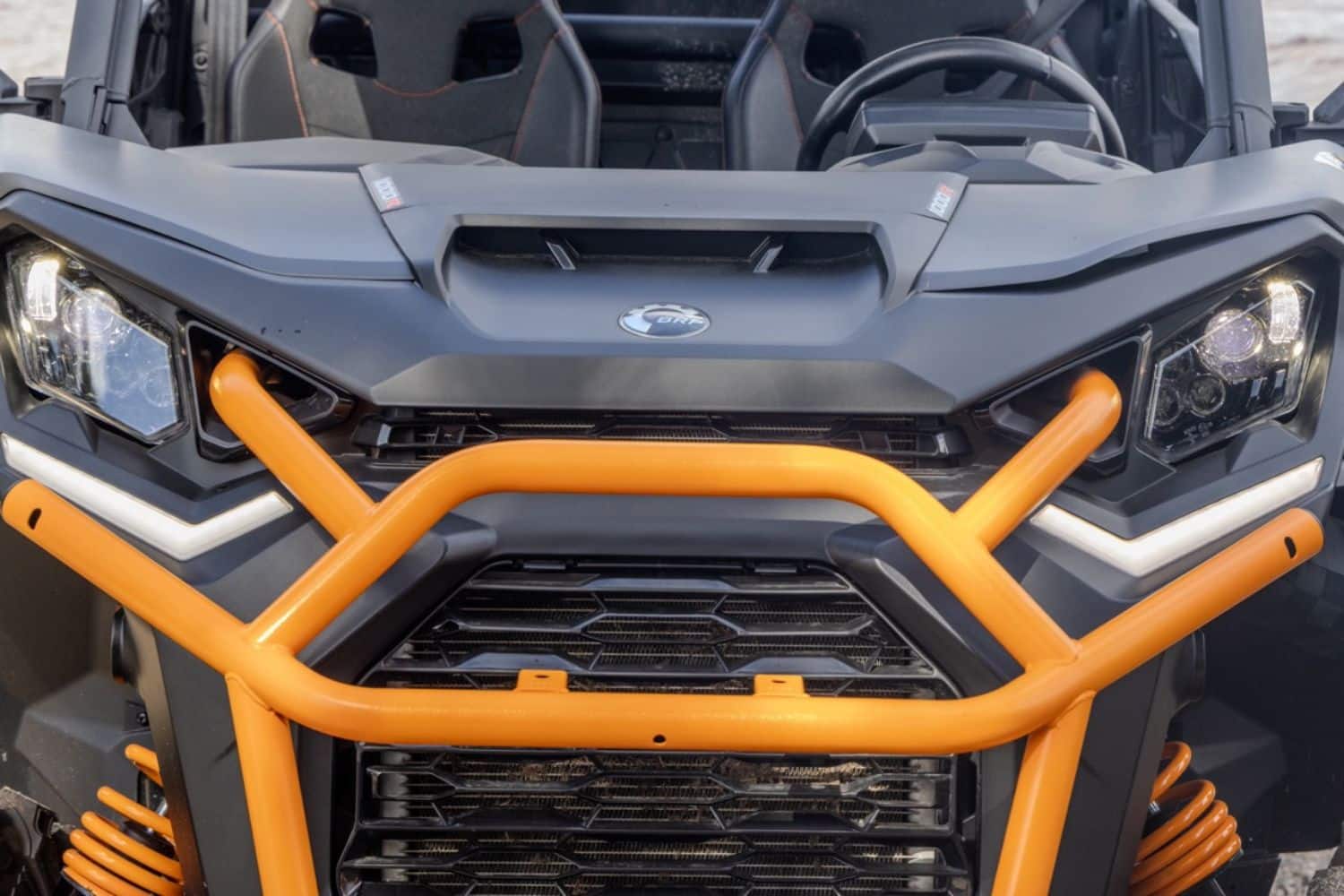 Le design avant du Commander est très affirmé.