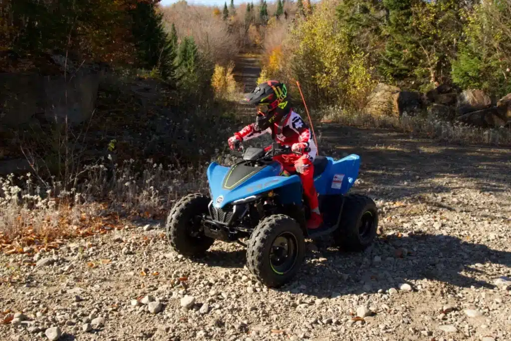 Les équipements de protection de quad et la supervision d’un adulte responsable sont de mise.