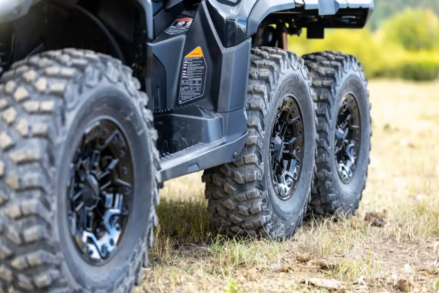 Les pneus de 30 pouces lui confèrent une stature notoire tout en contribuant à la garde au sol.