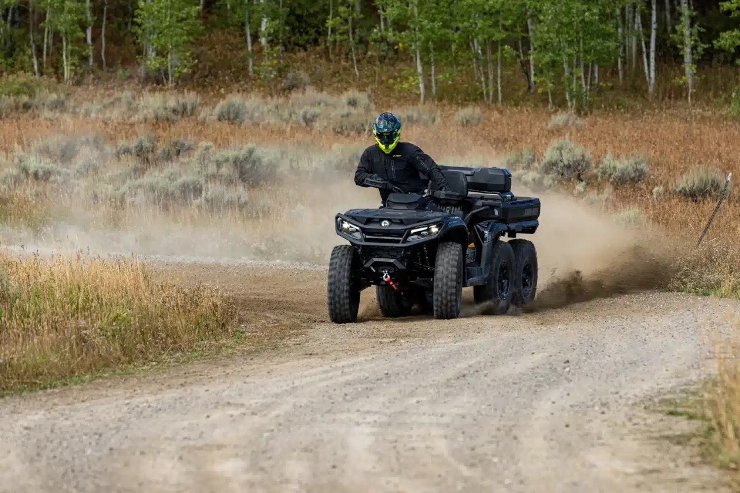 La puissance de 101 chevaux est plus que suffisante pour faire déraper les 2 essieux arrière en virage.