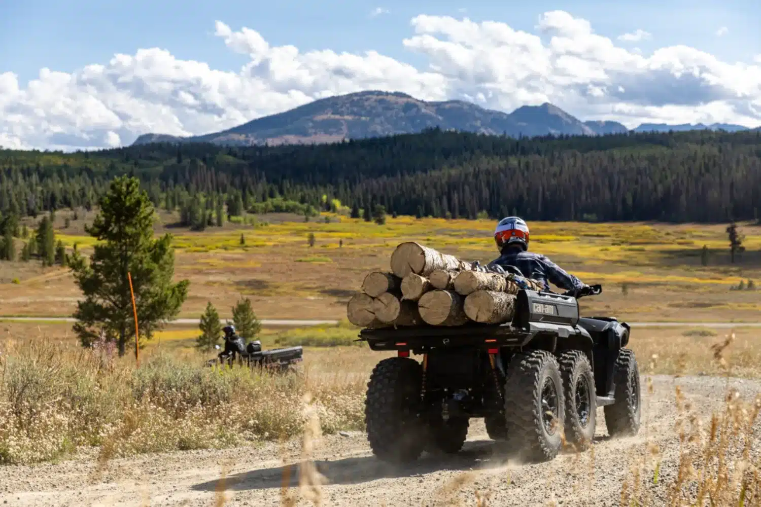 Même bien chargé avec une benne remplie de 600 livres de billots, l'Outlander 6x6 se comporte étonnamment bien.