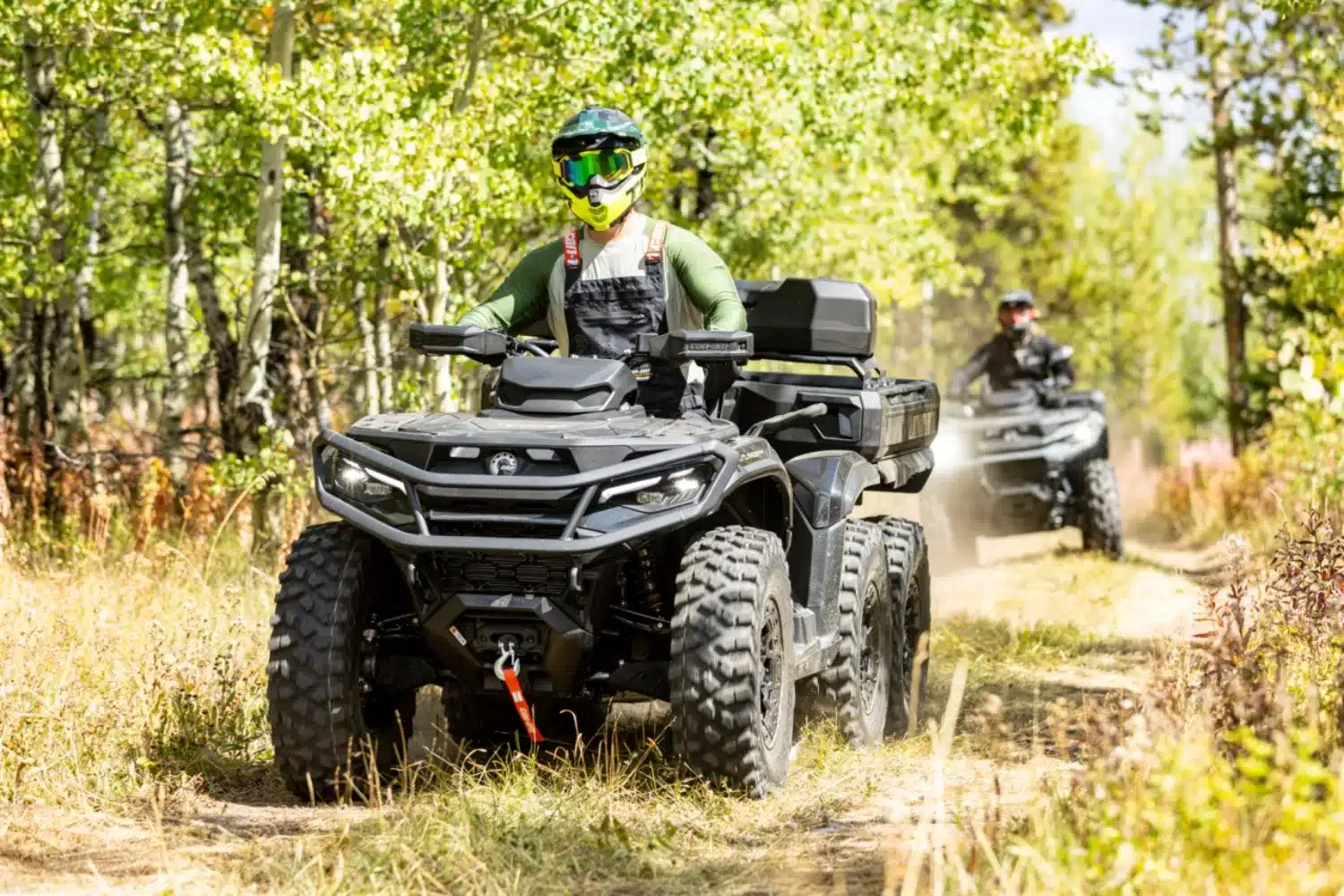 Les promenades en sentiers sont très confortables même si ce n’est pas le terrain de jeu principal d’un Outlander 6x6.