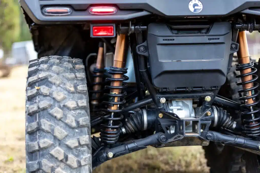 La présence d’un compartiment étanche supplémentaire de 25 litres sous la benne est bien pensée pour maximiser le rangement disponible de série.