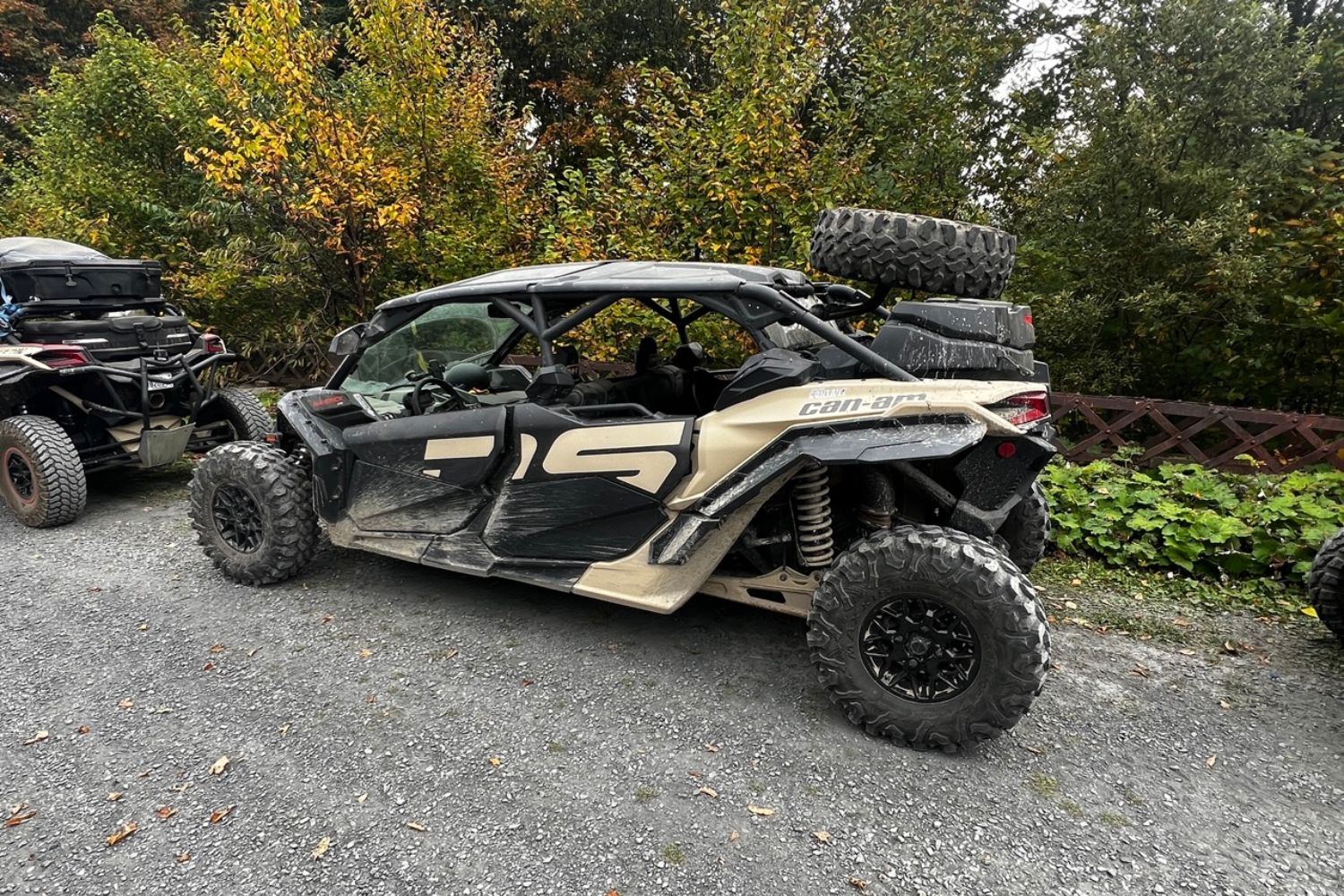 Combien peut peser ce Maverick X3 MAX avec quatre passagers à bord?