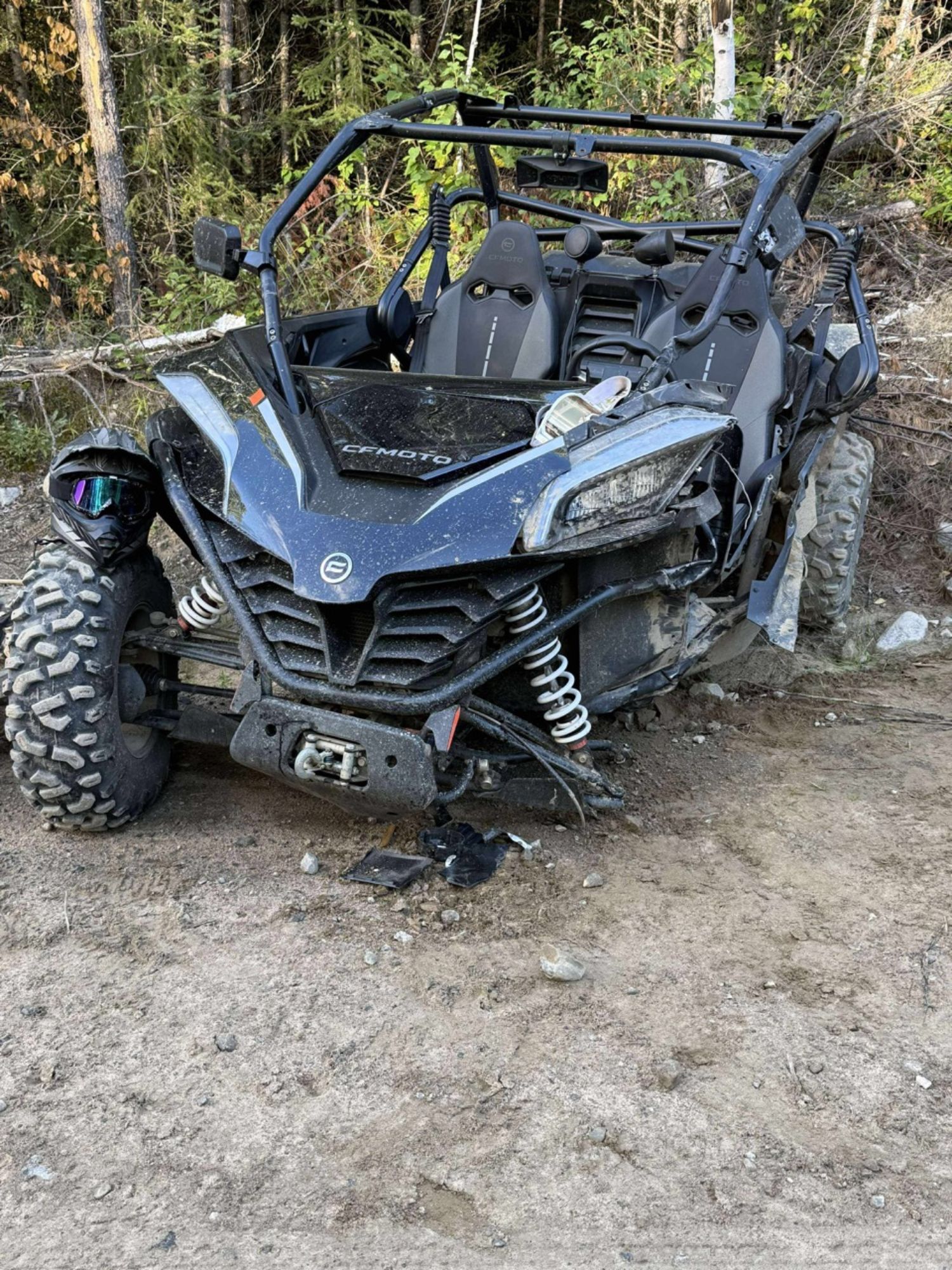 Ce VCC est arrivé en dérapage dans une courbe, à gauche, en haut d’une côte.