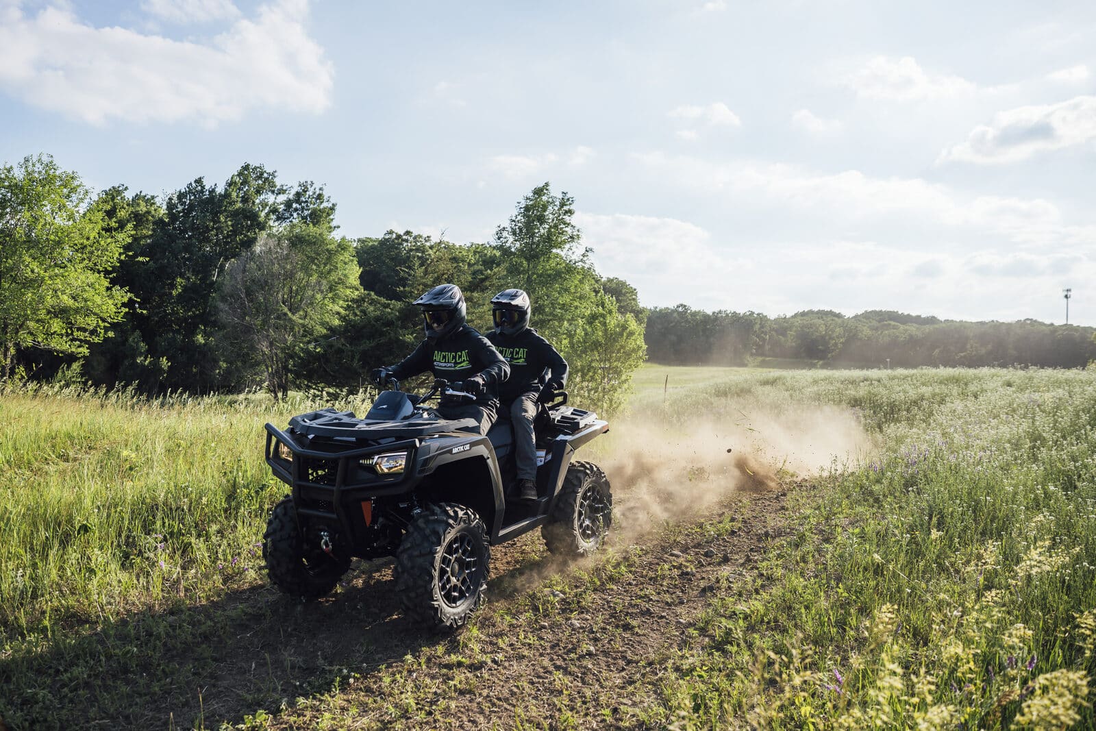 Le Arctic Cat Alterra 600 TRV Limited 2027 accueille un passager sur un siège surélevé.