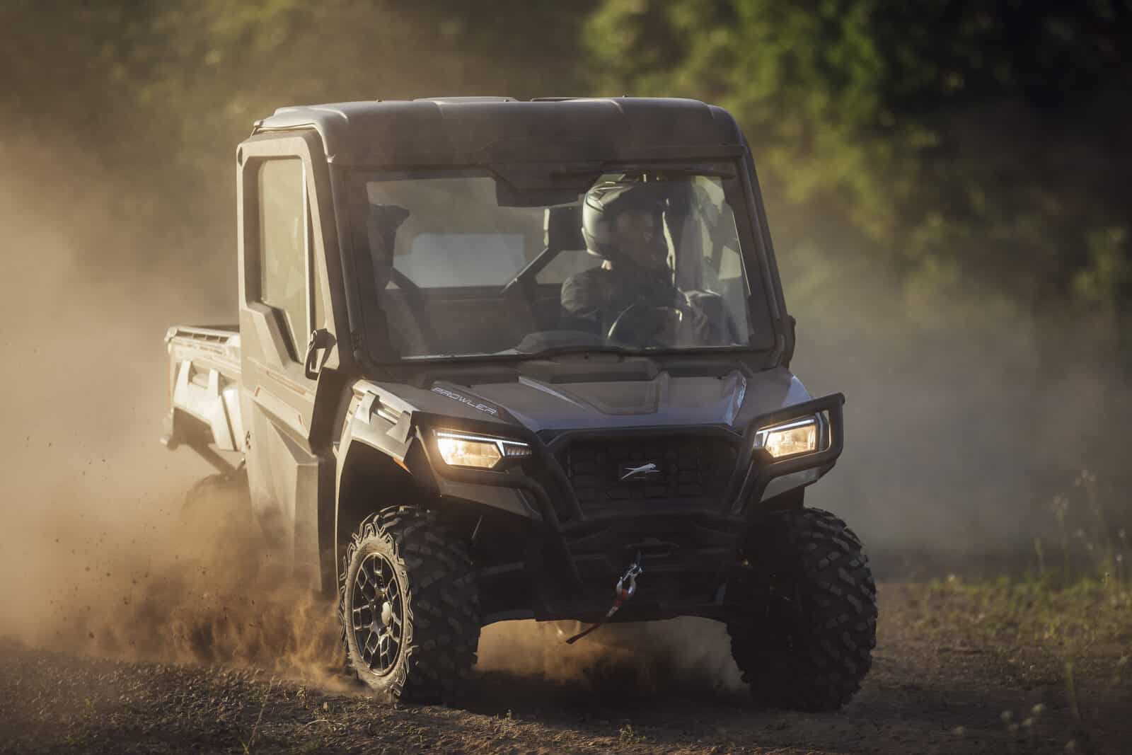 Le Arctic Cat Prowler 800 Limited 2027 reçoit un pare-brise fixe en verre avec essuie-glace.