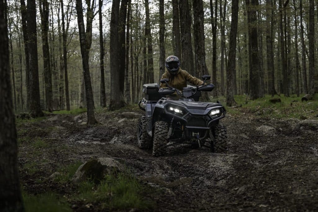 Polaris Sportsman 500 2027 en sentier forestier
