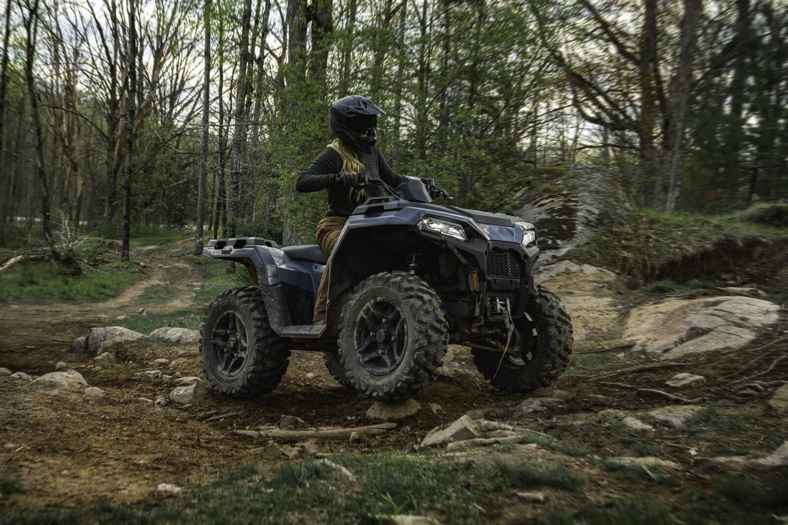 La suspension arrière indépendante permet au Sportsman 500 2027 d'absorber les irrégularités du terrain.